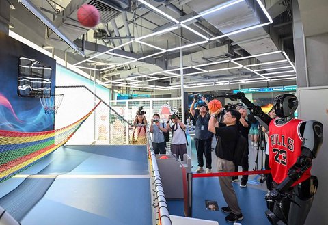 Sebuah robot melempar bola basket di Robot Mall di Beijing Kamis (06/08/2025) waktu setempat.