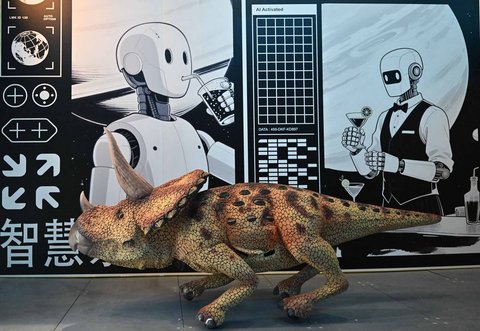 Sebuah robot melompat di Robot Mall di Beijing Kamis (06/08/2025) waktu setempat.