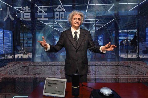 Robot humanoid yang dimodelkan seperti Einstein menjawab semua  pertanyaan pengunjung di Robot Mall di Beijing Kamis (06/08/2025) waktu setempat