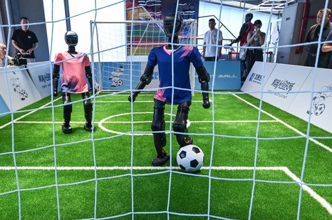 Robot-robot bermain sepak bola di Robot Mall di Beijing Kamis (06/08/2025) waktu setempat.