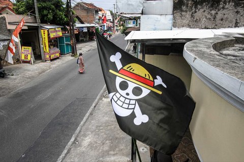 Bendera bajak laut dari anime Jepang One Piece terlihat di sebuah rumah di Solo, Jawa Tengah, Kamis (07/08/2025).