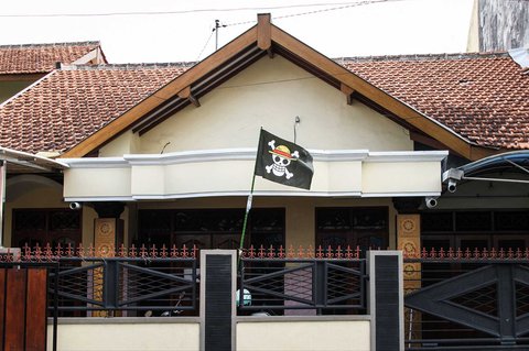Bendera bajak laut dari anime Jepang One Piece terlihat di sebuah rumah di Solo, Jawa Tengah, Kamis (07/08/2025).