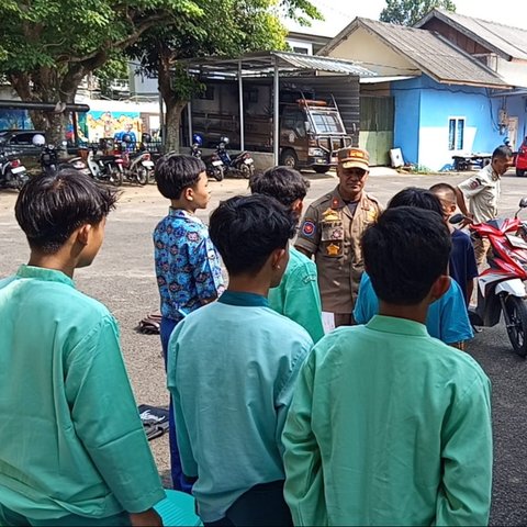 Bolos Sekolah, 10 Pelajar SMP di Metro Diamankan Satpol PP Saat Asyik Main Judi Slot