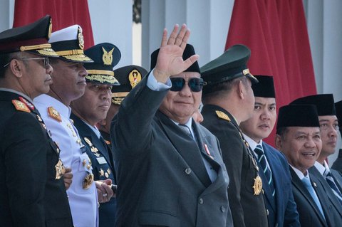 AFP/ Yasuyoshi ChibaPresiden Prabowo Subianto saat menyematkan tanda pangkat kepada perwira remaja peraih Adhi Makayasa saat Upacara Prasetya Perwira (Praspa) TNI dan Polri tahun 2025 di Istana Kepresidenan, Jakarta, Rabu (23/07/2025).