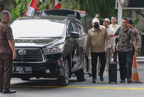 Bupati Kolaka Timur, Abdul Azis, tiba di Gedung Komisi Pemberantasan Korupsi (KPK), Jakarta, Jumat (8/8/2025),
