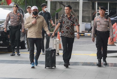 Bupati Kolaka Timur, Abdul Azis, tiba di Gedung Komisi Pemberantasan Korupsi (KPK), Jakarta, Jumat (8/8/2025),