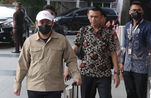 Bupati Kolaka Timur, Abdul Azis, tiba di Gedung Komisi Pemberantasan Korupsi (KPK), Jakarta, Jumat (8/8/2025),