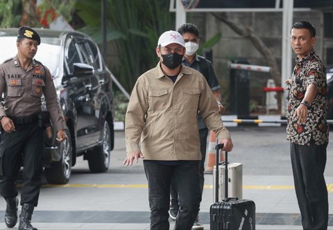 Bupati Kolaka Timur, Abdul Azis, tiba di Gedung Komisi Pemberantasan Korupsi (KPK), Jakarta, Jumat (8/8/2025),