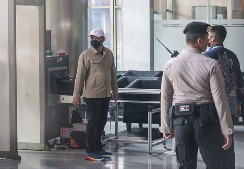 Bupati Kolaka Timur, Abdul Azis, tiba di Gedung Komisi Pemberantasan Korupsi (KPK), Jakarta, Jumat (8/8/2025),