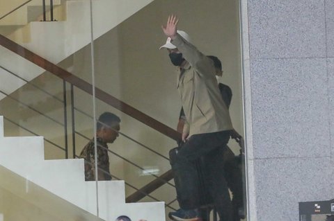 Bupati Kolaka Timur, Abdul Azis, tiba di Gedung Komisi Pemberantasan Korupsi (KPK), Jakarta, Jumat (8/8/2025),