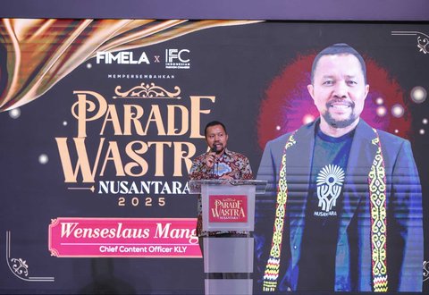 Chief Content Officer KLY Wenseslaus Manggut saat pembukaan  Parade Wastra Nusantara 2025 di Kota Kasablanka, Jakarta. Jumat (08/08/2025).