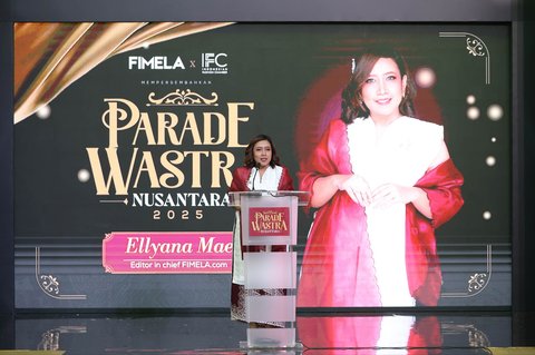 Editor in Chief Fimela.com Ellyana Mei saat pembukaan  Parade Wastra Nusantara 2025 di Kota Kasablanka, Jakarta. Jumat (08/08/2025).