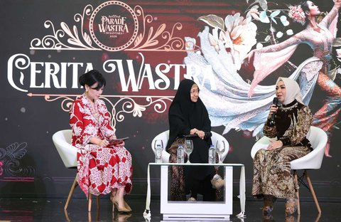 Ketua Dekranasda Provinsi Kalimantan Selatan, Hj. Fathul Jannah Muhidin saat kegiatan cerita wastra Parade Wastra Nusantara 2025 di Kota Kasablanka, Jakarta. Jumat (08/08/2025).