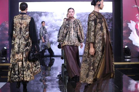 Fashion Show Pesona Kain Sasirangan, Warisan Kalimantan Selatan saat Parade Wastra Nusantara 2025 di Kota Kasablanka, Jakarta. Jumat (08/08/2025).
