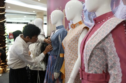 Peserta Anugrah Tata Wastra 2025 saat keguiatan Parade Wastra Nusantara 2025 di Kota Kasablanka, Jakarta. Jumat (08/08/2025).