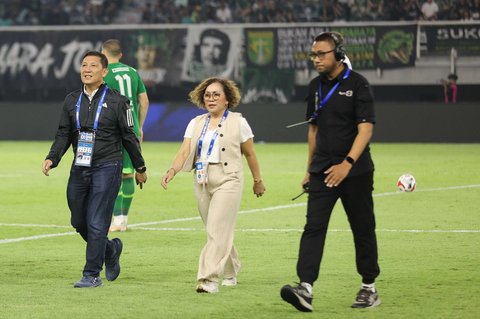 Direktur SCM, Harsiwi Achmad  bersama Direktur Utama I.League Ferry Paulus   saat pembukaan BRI Super League 2025/2026 di Stadion Gelora Bung Tomo, Surabaya, Jawa Timur, Jumat (08/08/2025)..