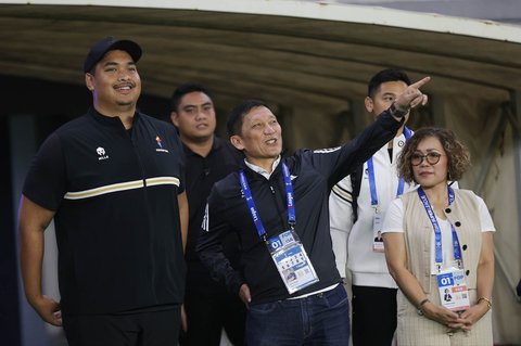 Menteri Pemuda dan Olahraga Dito Ariotedjo  bersama Direktur Utama I.League  Ferry Paulus dan  Direktur SCM Harsiwi Achmad  saat pembukaan BRI Super League 2025/2026 di Stadion Gelora Bung Tomo, Surabaya, Jawa Timur, Jumat (08/08/2025)..