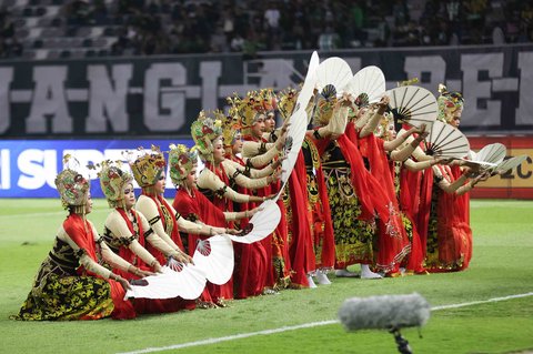Tari Jejer Gandrung saat pembukaan BRI Super League 2025/2026 di Stadion Gelora Bung Tomo, Surabaya, Jawa Timur, Jumat (8/8/2025)
