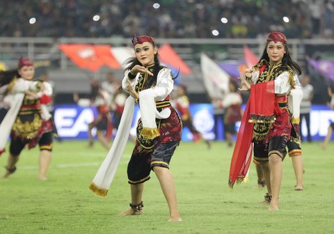 Tari Remo saat pembukaan BRI Super League 2025/2026 di Stadion Gelora Bung Tomo, Surabaya, Jawa Timur, Jumat (8/8/2025)