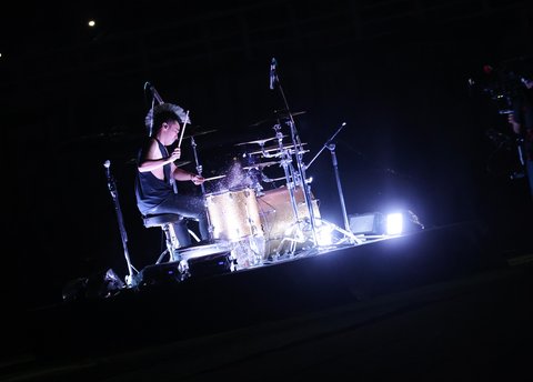 Penampilan Ikmal Tobing saat pembukaan BRI Super League 2025/2026 di Stadion Gelora Bung Tomo, Surabaya, Jawa Timur, Jumat (8/8/2025)