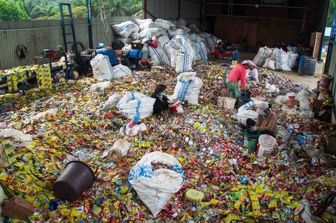 Warga memilah sampah plastik sebagai bahan baku pembuatan petasol yakni  bahan bakar setara solar di Pekanbaru, Riau, Jumat (08/08/2025).