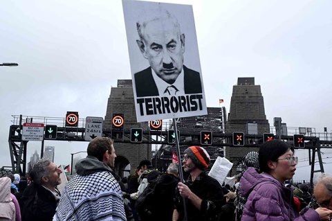 Puluhan ribu demonstran mendukung warga Gaza  memegang bendera dan poster  saat longmarch menuju Jembatan Pelabuhan Sydney di Australia (Minggu (03/08/2025).