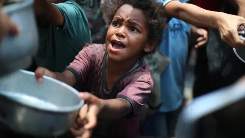 Minimnya bantuan yang bisa masuk ke wilayah Gaza, membuat semakin berkurangnya cadangan makanan. (Eyad BABA/AFP)