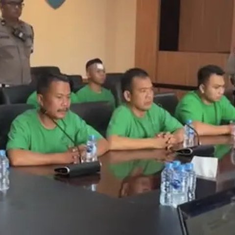 Nicholas memiliki gaya berpakaian yang cenderung santai namun tetap keren. salah satunya adalah memakai busana busana warna hitam. (Kapanlagi.com: Bayu Herdianto)