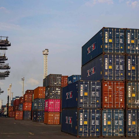 Aktivitas bongkar muat peti kemas di Jakarta International Container Terminal (JICT), Tanjung Priok, Jakarta, Sabtu (12/4/2025).