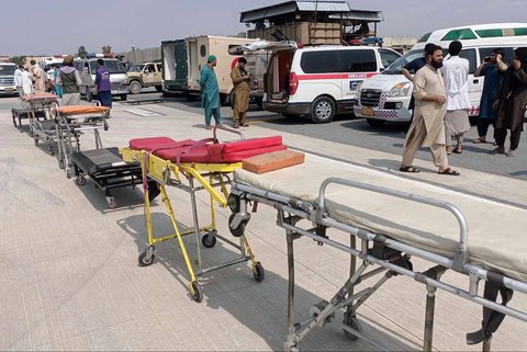Tandu dan ambulans disiapkan untuk menerima korban gempa bumi yang menewaskan ratusan orang di Bandara Nangarhar, Afghanistan, Senin (01/09/2025).