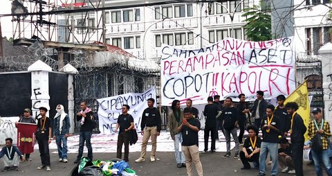 Mahasiswa Geruduk DPRD Jabar, Gambar Pejabat Ditempel di Gerbang Kawat Berduri