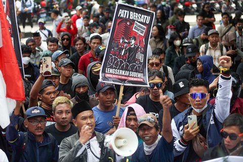 Puluhan warga yang tergabung dalam Aliansi Masyarakat Pati Bersatu berunjuk rasa di depan gedung Merah Putih Komisi Pemberantasan Korupsi (KPK), Jakarta, Senin (1/9/2025).