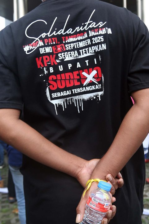 Puluhan warga yang tergabung dalam Aliansi Masyarakat Pati Bersatu berunjuk rasa di depan gedung Merah Putih Komisi Pemberantasan Korupsi (KPK), Jakarta, Senin (1/9/2025).