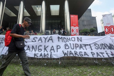 Puluhan warga yang tergabung dalam Aliansi Masyarakat Pati Bersatu berunjuk rasa di depan gedung Merah Putih Komisi Pemberantasan Korupsi (KPK), Jakarta, Senin (1/9/2025).