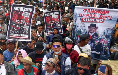 Puluhan warga yang tergabung dalam Aliansi Masyarakat Pati Bersatu berunjuk rasa di depan gedung Merah Putih Komisi Pemberantasan Korupsi (KPK), Jakarta, Senin (1/9/2025).