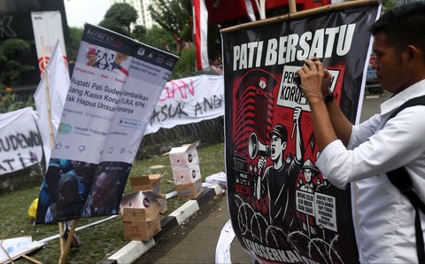 Puluhan warga yang tergabung dalam Aliansi Masyarakat Pati Bersatu berunjuk rasa di depan gedung Merah Putih Komisi Pemberantasan Korupsi (KPK), Jakarta, Senin (1/9/2025).
