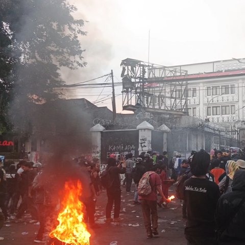 Memanas, Massa Pendemo di DPRD Jabar Lempar Molotov Teriak 'Revolusi'
