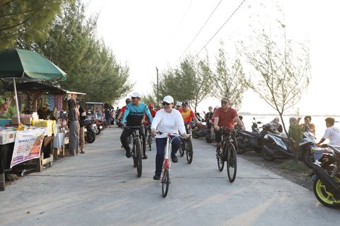 Wali kota Semarang Agustina gowes bersama OPD dan masyarakat di Kawasan Pantai Mangunharjo