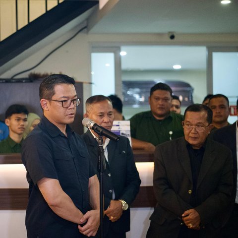 Momen Haru Menlu Sugiono Jemput Jenazah Zetro Leonardo Purba Diplomat Ditembak di Peru: Kami akan Teruskan Perjuanganmu