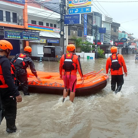 Momen Dramatis Evakuasi Balita dan Lansia Terjebak Banjir di Denpasar