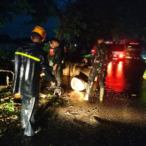 Warga di Jembrana Mengungsi ke Kantor Polisi