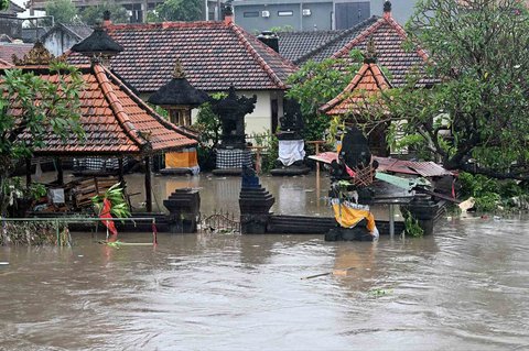 Pura merajan milik warga  terendam banjir setelah hujan deras di Denpasar, Bali, Rabu (10/09/2025).