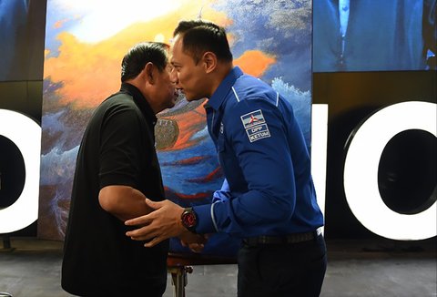Ketua Majelis Tinggi Partai Demokrat Susilo Bambang Yudhoyono (SBY) bersama Ketua Umum Partai Demokrat Agus Harimurti Yudhoyono (AHY) saat perayaan HUT ke-24 Partai Demokrat di <br />Jakarta, Selasa (9/9/2025).