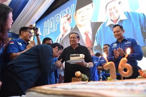 Ketua Majelis Tinggi Partai Demokrat Susilo Bambang Yudhoyono (SBY) bersama Ketua Umum Partai Demokrat Agus Harimurti Yudhoyono (AHY),   Wakil Ketua Umum Demokrat Edhie Baskoro Yudhoyono (Ibas) dan sejumlah kader partai saat perayaan HUT ke-24 Partai Demokrat di Jakarta, Selasa (9/9/2025).