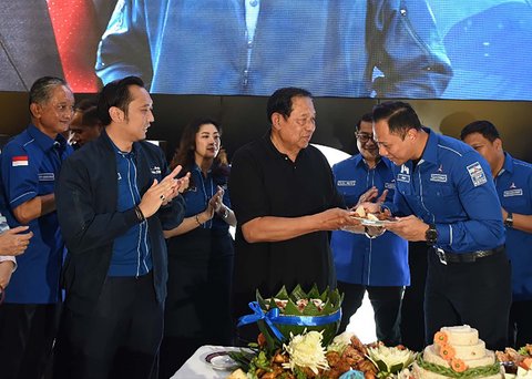 Ketua Majelis Tinggi Partai Demokrat Susilo Bambang Yudhoyono (SBY) bersama Ketua Umum Partai Demokrat Agus Harimurti Yudhoyono (AHY) yang disaksikan Wakil Ketua Umum Demokrat Edhie Baskoro Yudhoyono (Ibas) dan sejumlah kader partai saat perayaan HUT ke-24 Partai Demokrat di Jakarta, Selasa (9/9/2025).