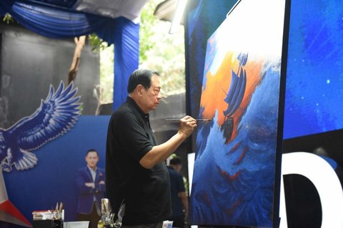 Ketua Majelis Tinggi Partai Demokrat Susilo Bambang Yudhoyono (SBY) melukis dalam acara Tasyakuran HUT ke-24 Partai Demokrat di DPP Partai Demokrat, Jakarta, Selasa (9/9/2025)