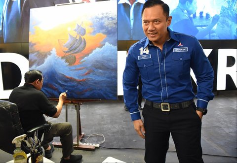 Ketua Majelis Tinggi Partai Demokrat Susilo Bambang Yudhoyono (SBY) melukis didampingi Ketua Umum Partai Demokrat Agus Harimurti Yudhoyono (AHY) dalam acara Tasyakuran HUT ke-24 Partai Demokrat di DPP Partai Demokrat, Jakarta, Selasa (9/9/2025)