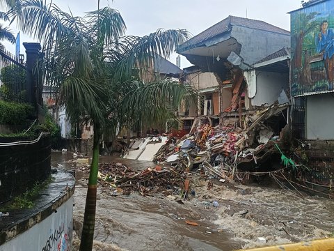 Banjir Denpasar Ruko di Jalan Hasanuddin, Kecamatan Denpasar Barat, roboh tergerus derasnya arus sungai