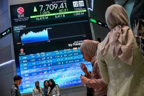 Pengunjung  berdiri di samping layar yang menampilkan angka perdagangan saham di gedung Bursa Efek Indonesia, Jakarta, Rabu (10/09/2025).