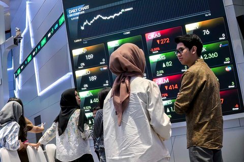 Pengunjung  berdiri di samping layar yang menampilkan angka perdagangan saham di gedung Bursa Efek Indonesia, Jakarta, Rabu (10/09/2025).